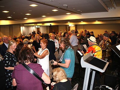 IMG_3093Ukuleles_fill_the_dance_floor